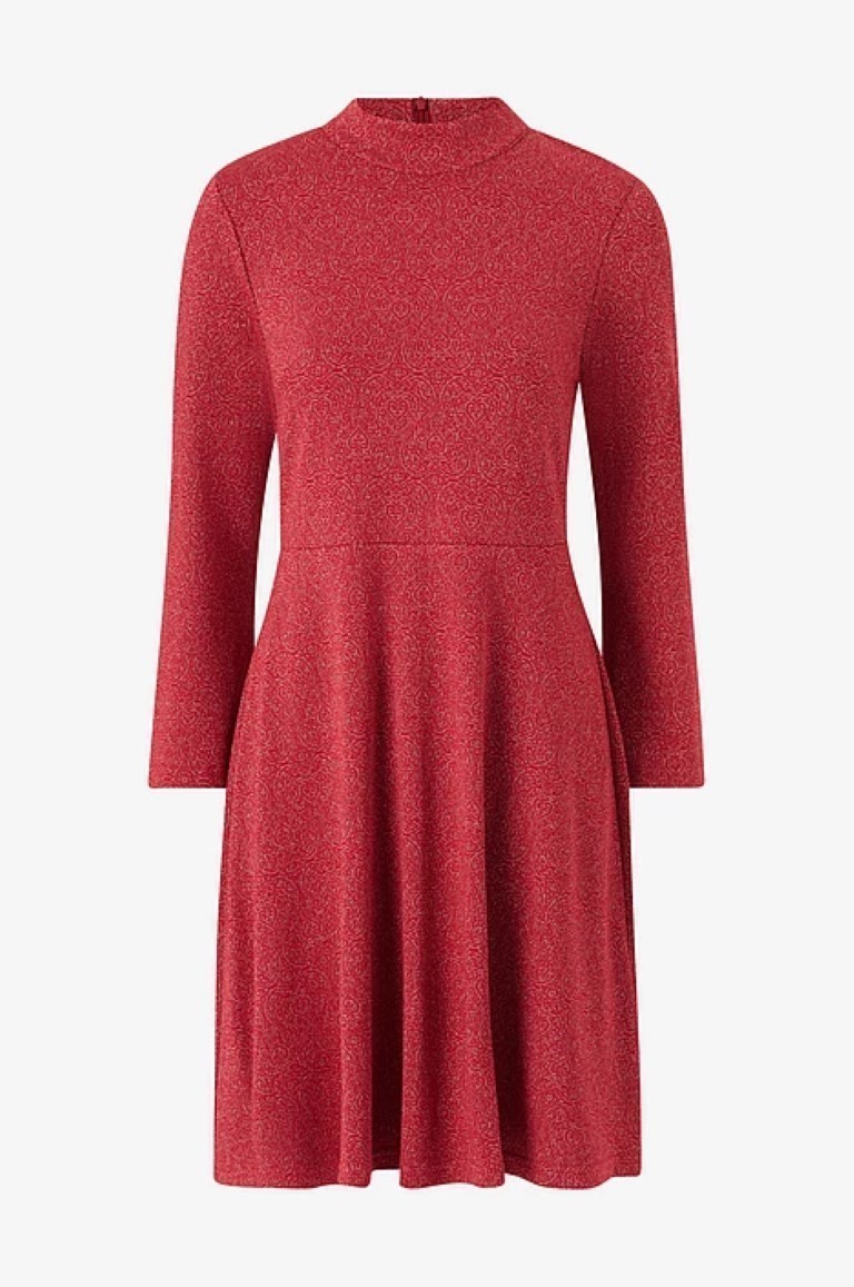 Rød Bertha kjole med et hint av gull