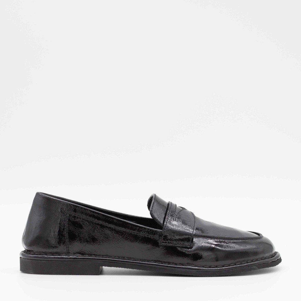 Sort feminin loafer i lakkskinn med lett gummisåle