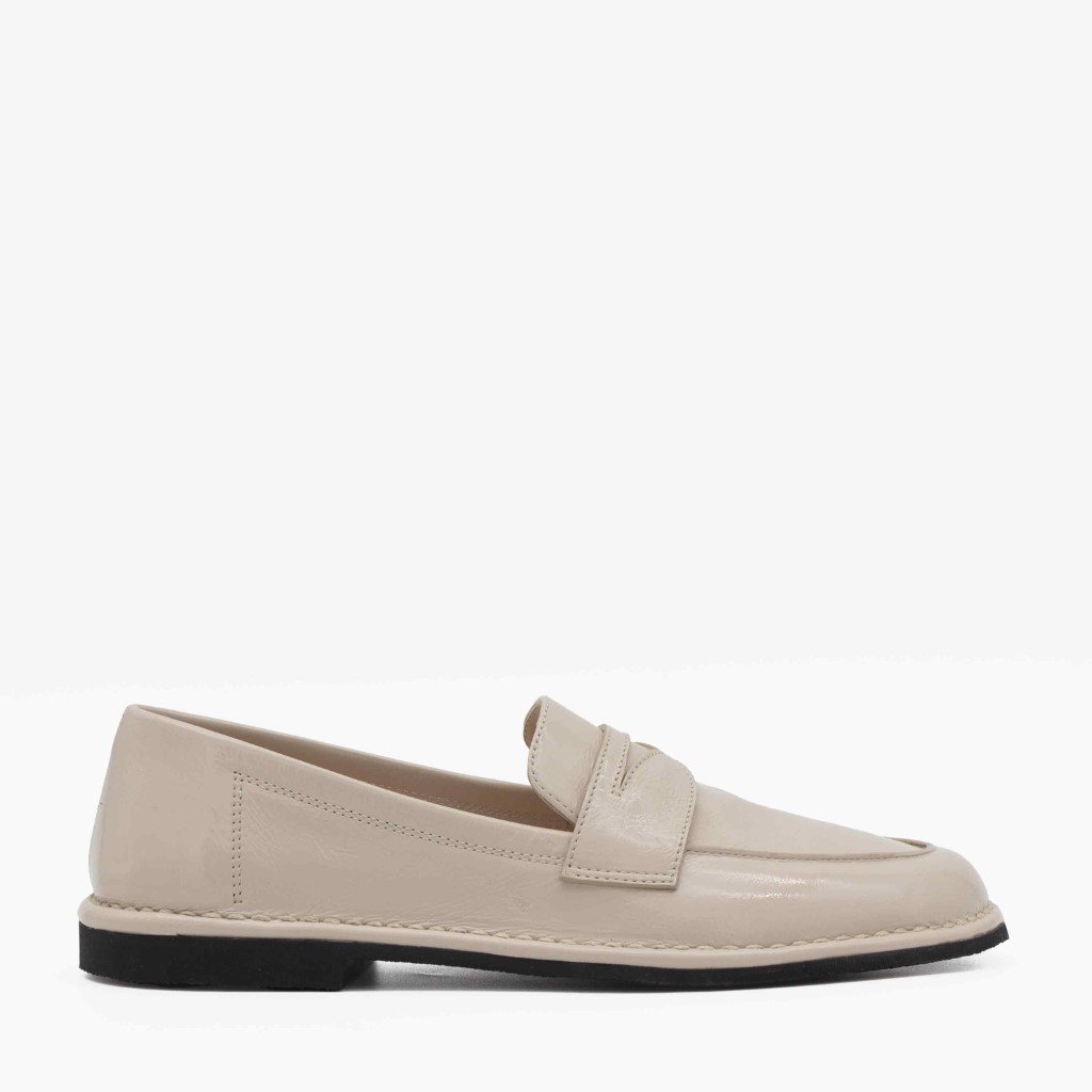 Nude feminin loafer i lakkskinn med lett gummisåle