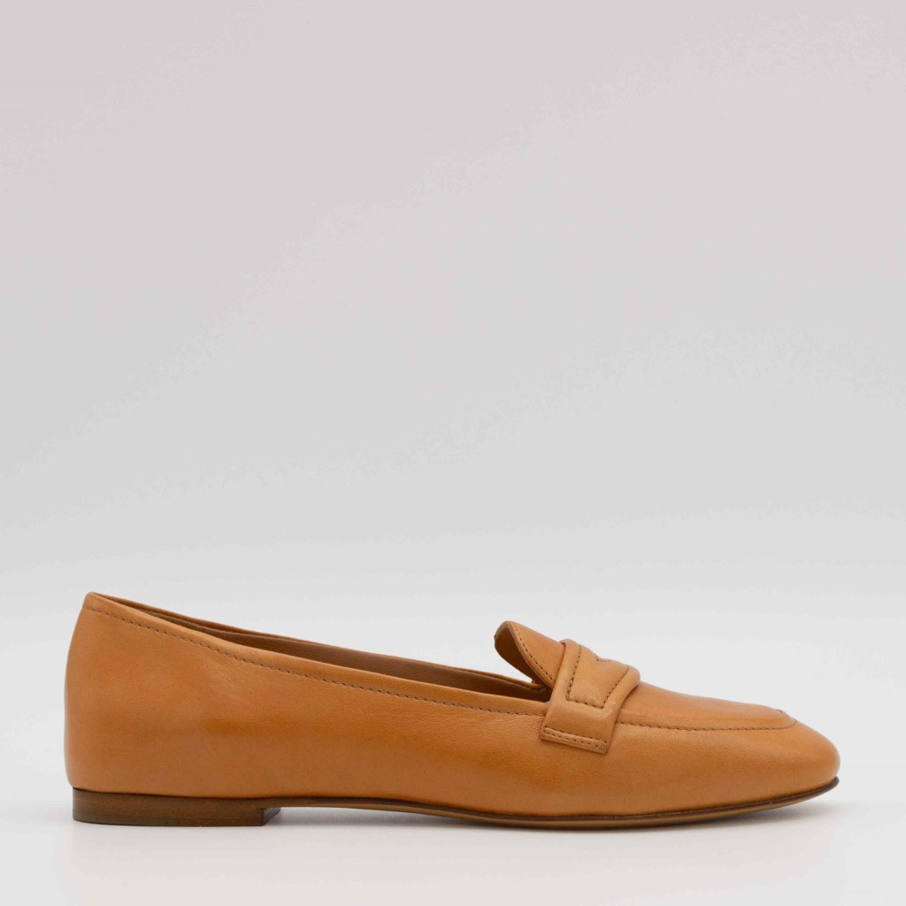 Elegant safranfarget loafer med vakre sømdetaljer