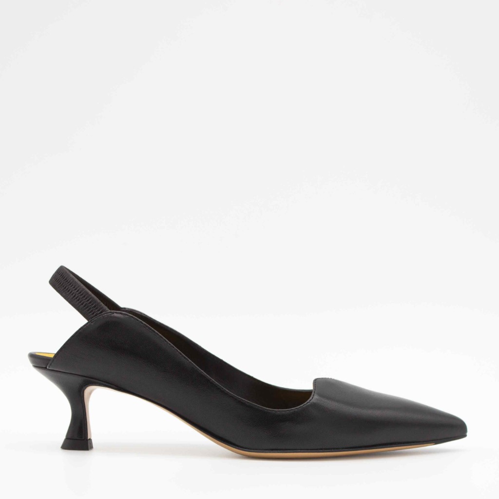 Sort slingback med snellehæl og assymetrisk skjæring