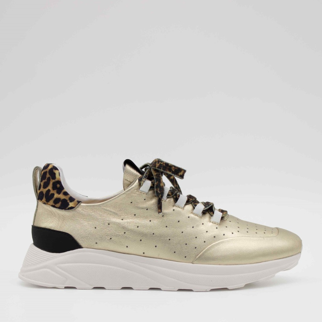 Kul sneakers i platinafarget skinn  med leopardlisser