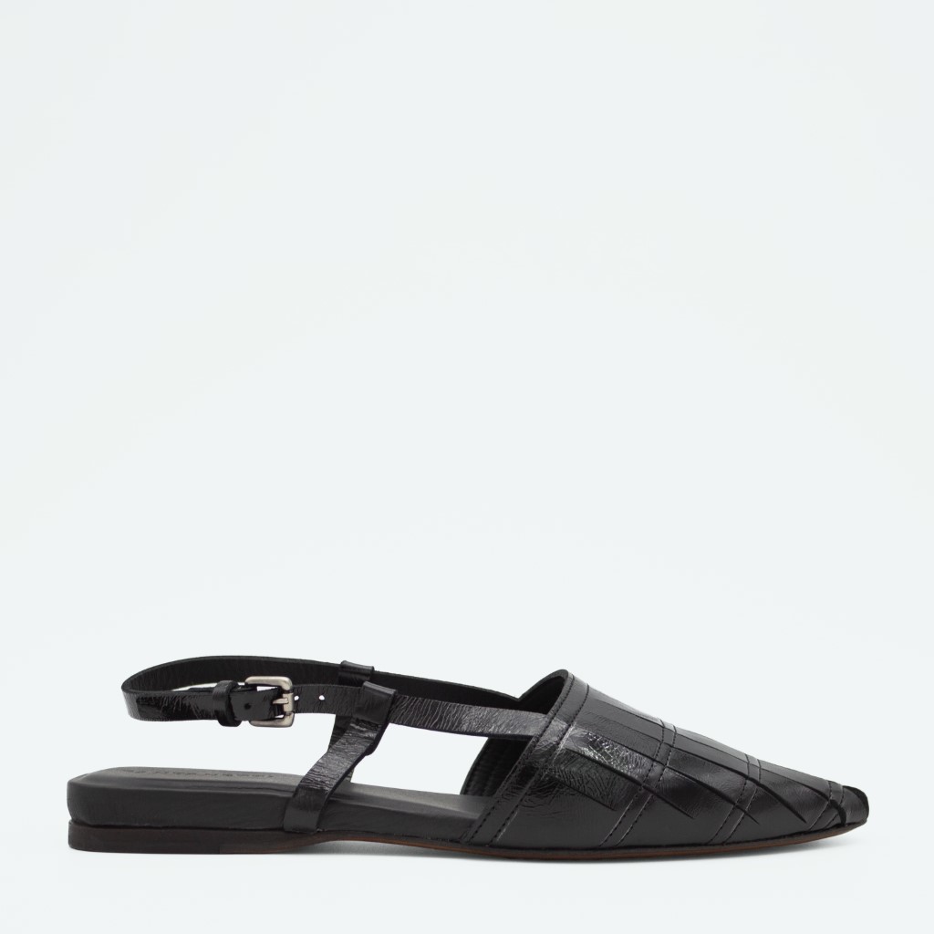Sort flat, men elegant slingbacksko med vakre detaljer