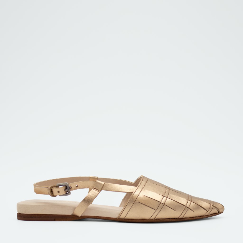 Flat, men elegant slingbacksko med vakre detaljer i rosegull