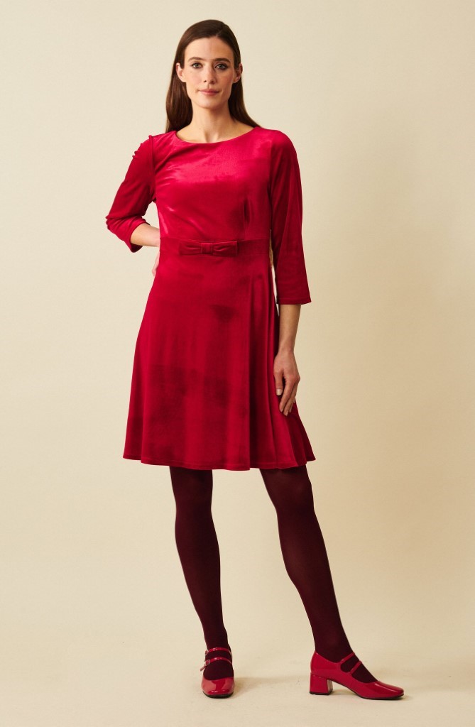 Karita mørkerød fløyelskjole med pyntesløyfe i livet