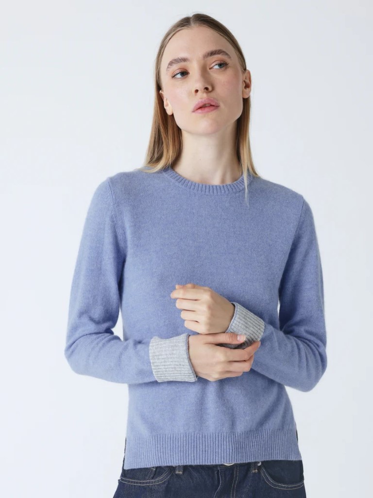 Lyseblå Nadia genser med lysegrå "mansjetter"