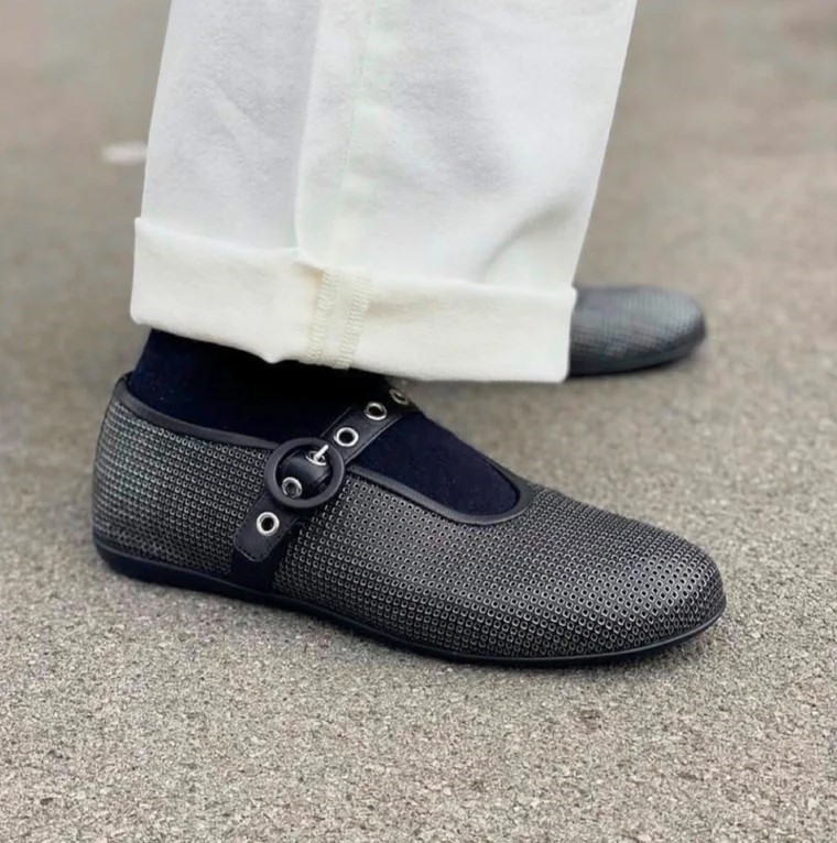 Forseggjort ballerinasko i perforert metallisk skinn