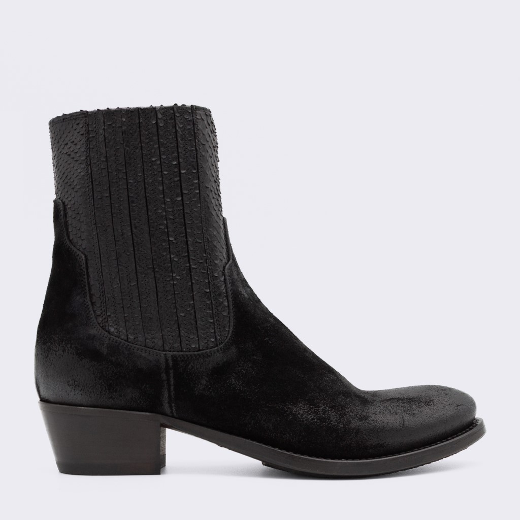 Sort boots med moderat hæl og høyt skaft