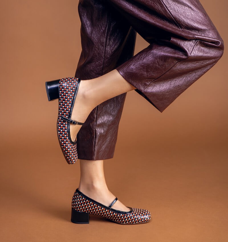 Reni Mary-Jean med moderat hæl og piping i sort skinnlakk