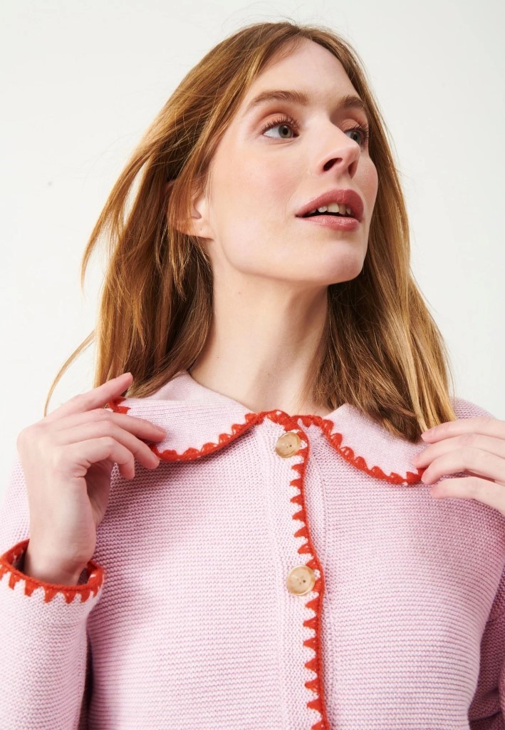 Rosa Marja jakke med rund krage og "broderte" detaljer