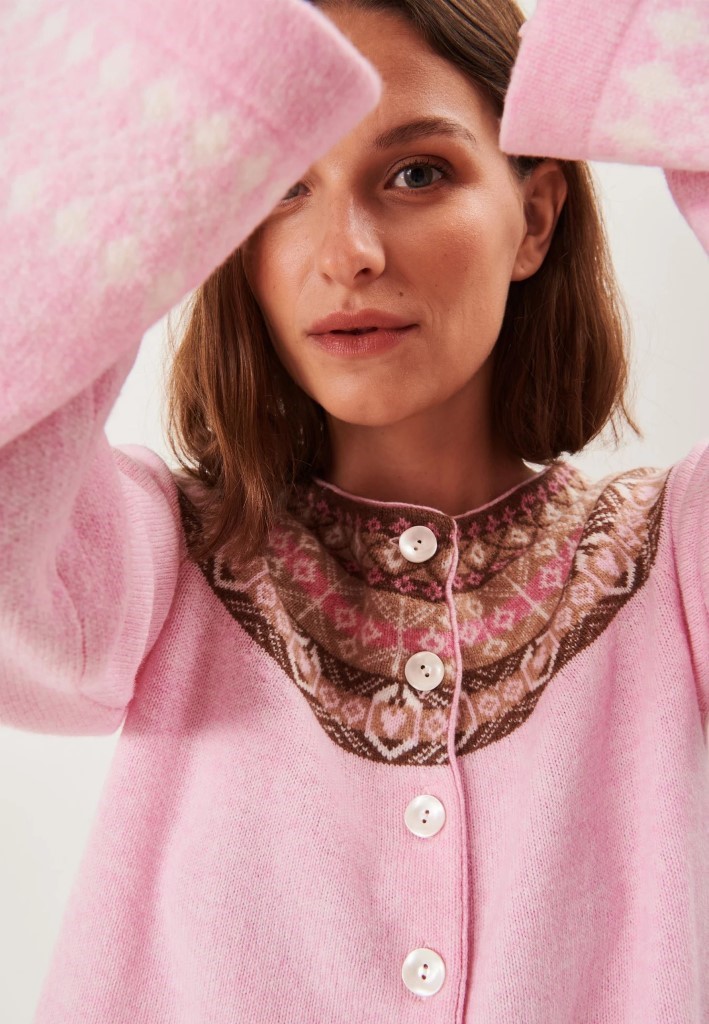 Rosa jakke med rundstrikk, trompetermer og perlemorsknapper