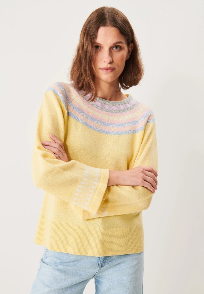 Lysegul Vera Jumper med rundstrikk i pastellfarger