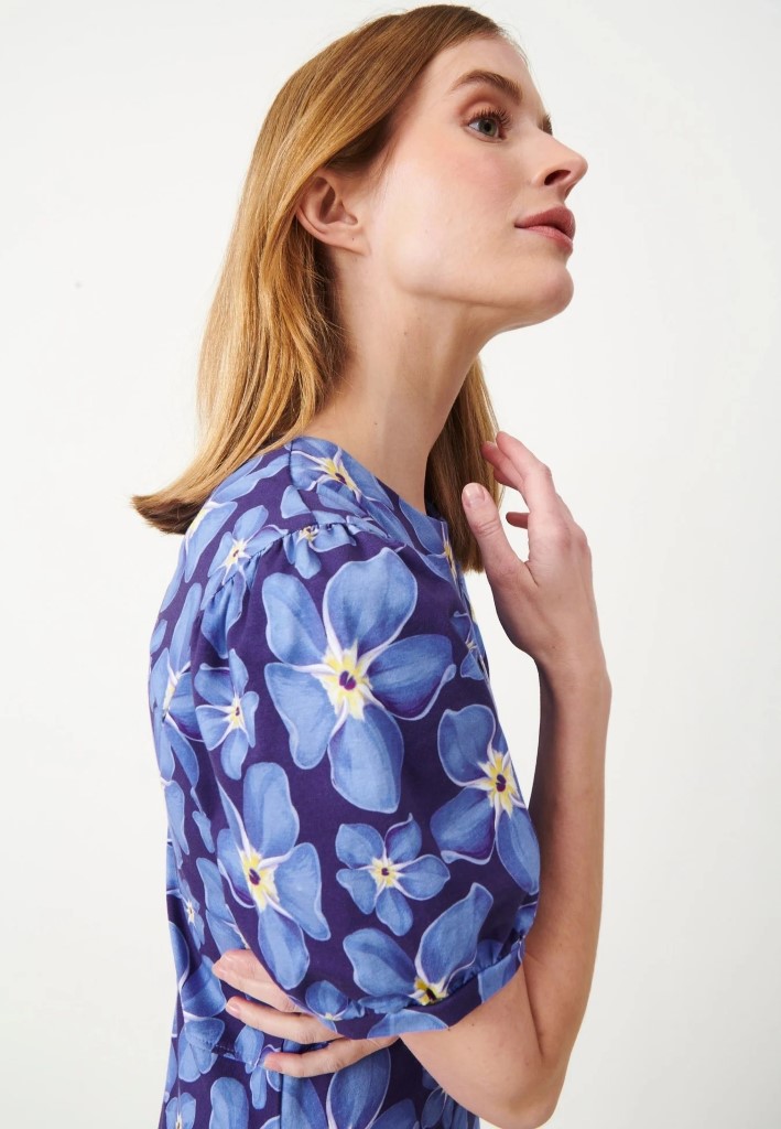 Vakre Philomena i en nydelig blåfarge med blomstermønster