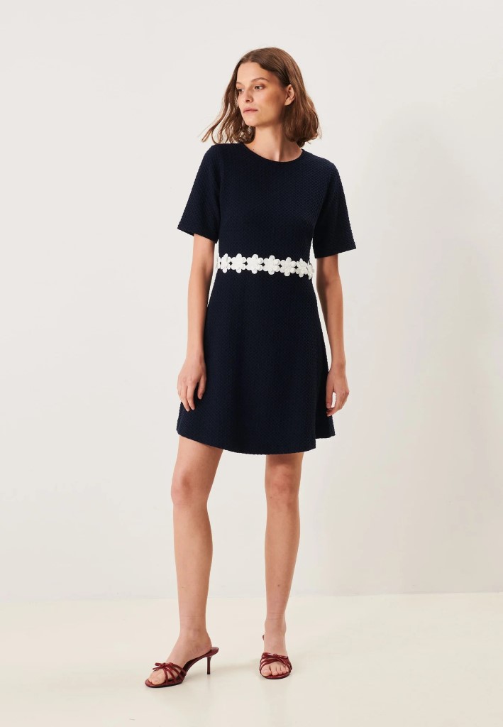 Vakker kortermet marineblå kjole med blondedetaljer