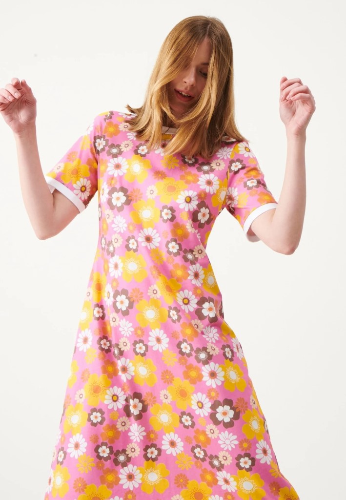 Multirosa blomstrete Melissa hippiekjole med korte ermer