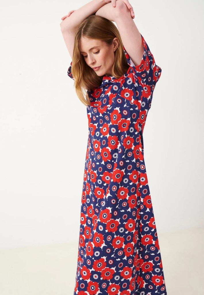 Rød og blåmønstret kjole med retro blomsterprint