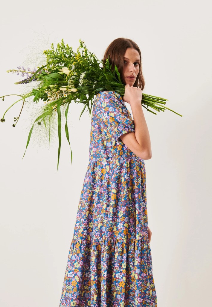 Rød Minou kjole med V-hals, volanger og puffermer