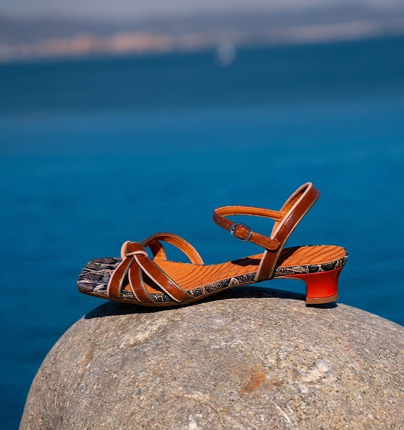 Yallah er en "sær" men yndig sandal med lav hæl