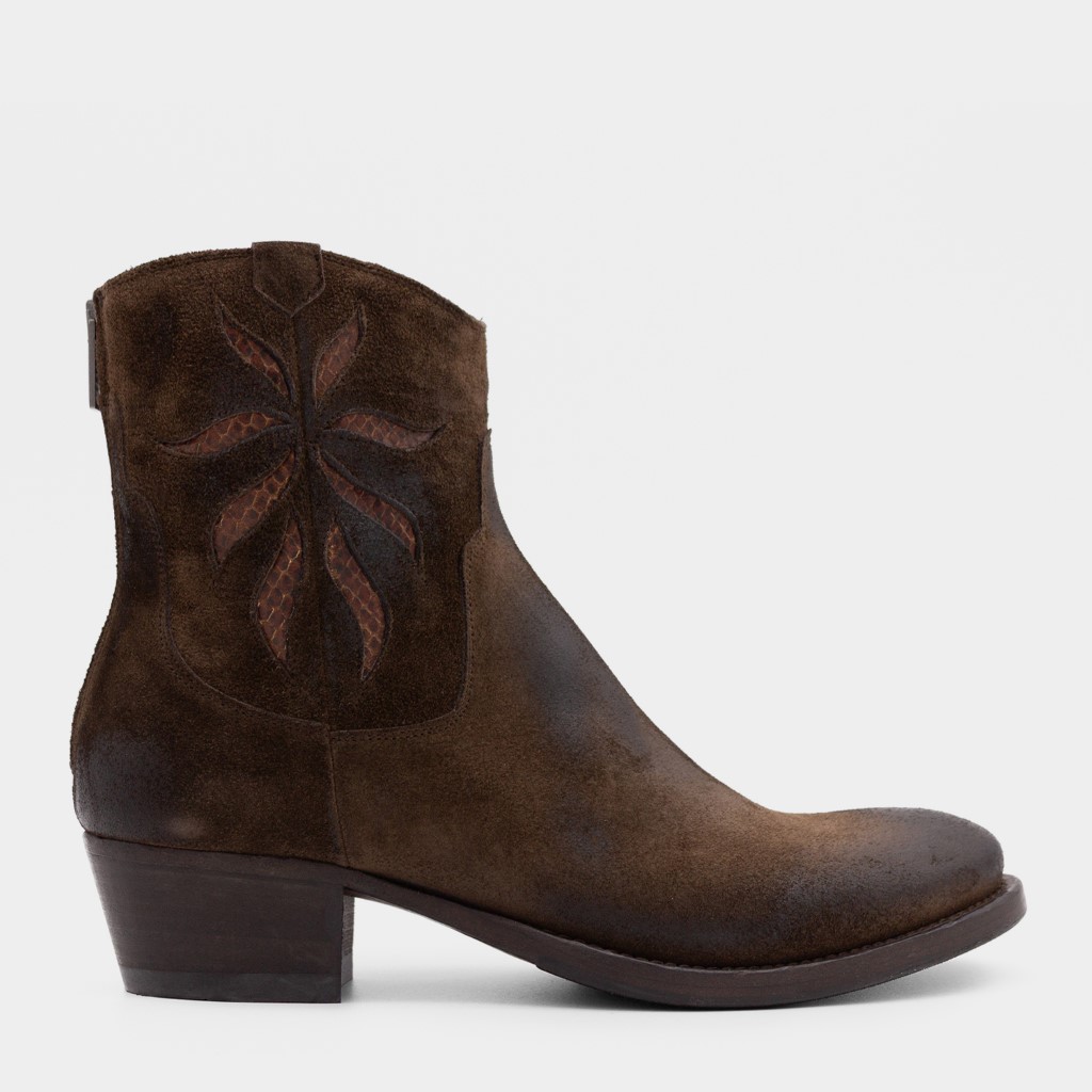 Mørkebrun skolett med en touch av cowboy