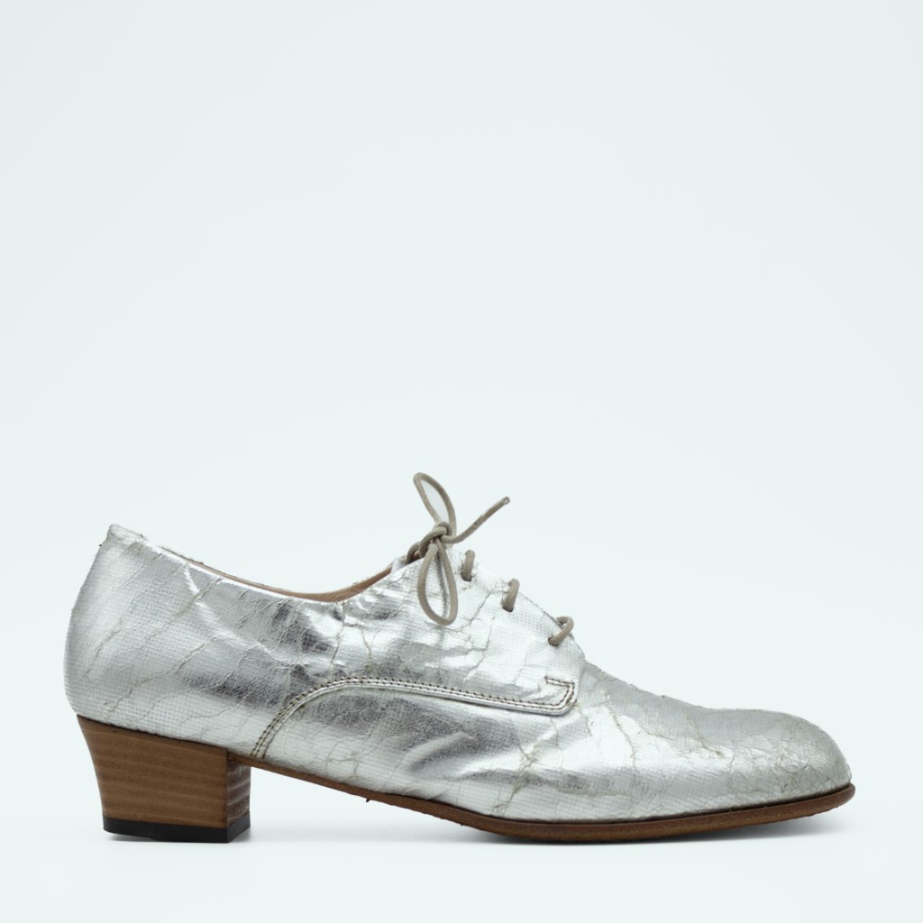 Kul sølvfarget snøresko med firkantet tåparti