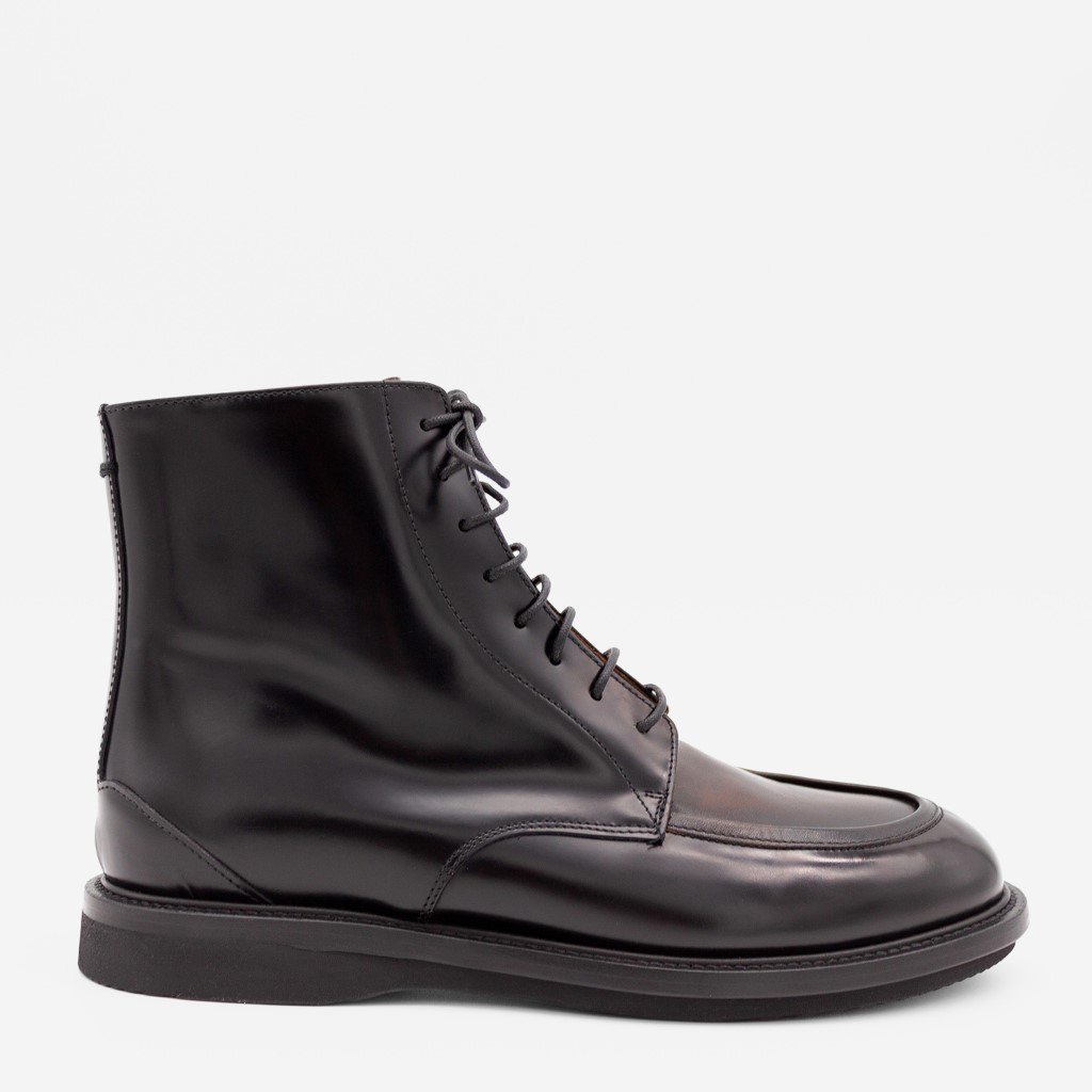 Tøff skolett med snøring og fine detaljer på tåpartiet