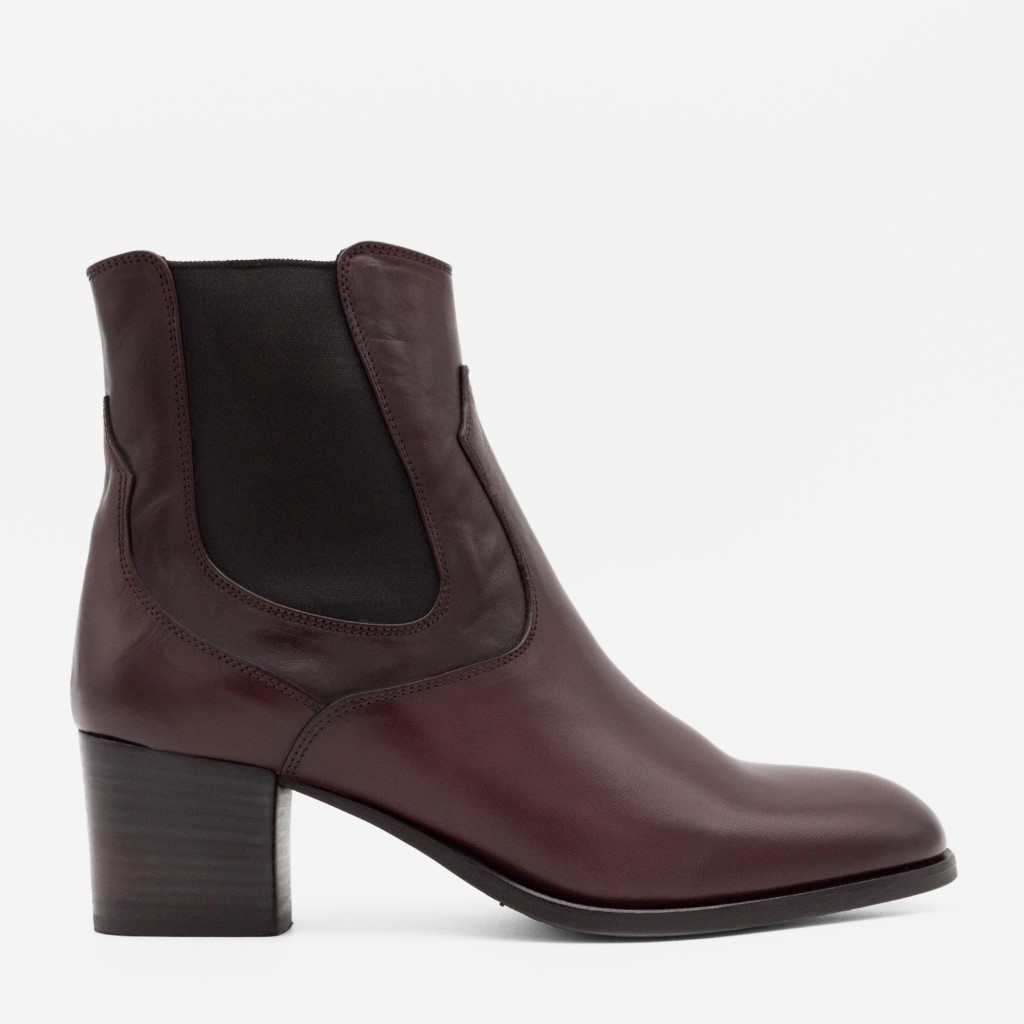 Vinrød skolett med feminin form og moderat hælhøyde