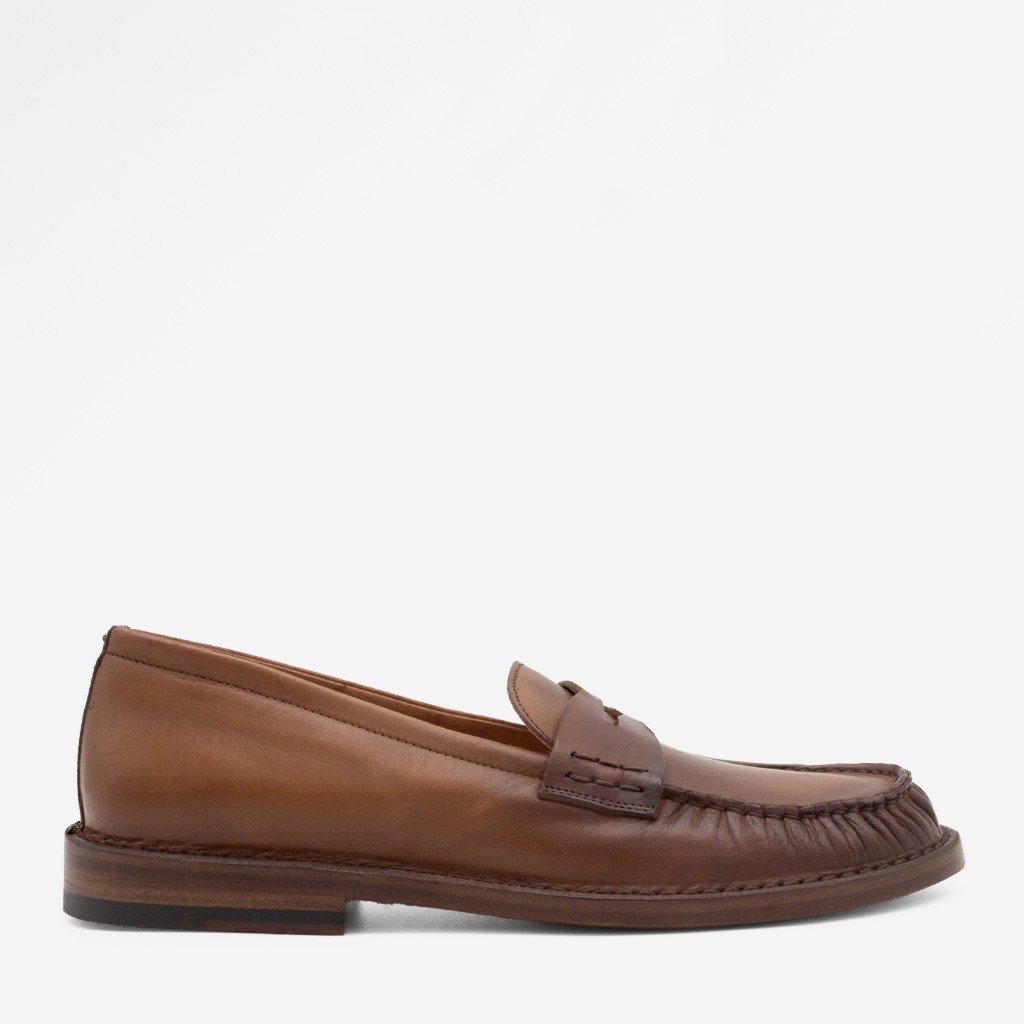 Kul klassisk loafer med trendy "rynkekant"!