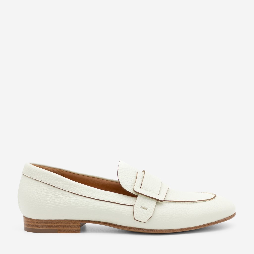 Loafer i preget fløtefarget skinn med fine detaljer