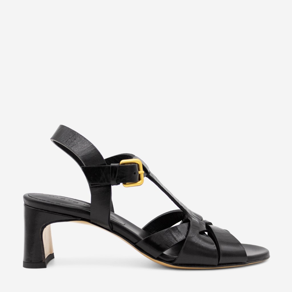 Feminin sandal i lakkskinn med gullspenne og moderat hæl