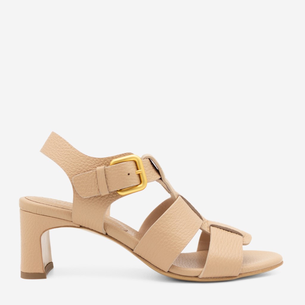 Mørk beige sandal med matt gullspenne og moderat hæl
