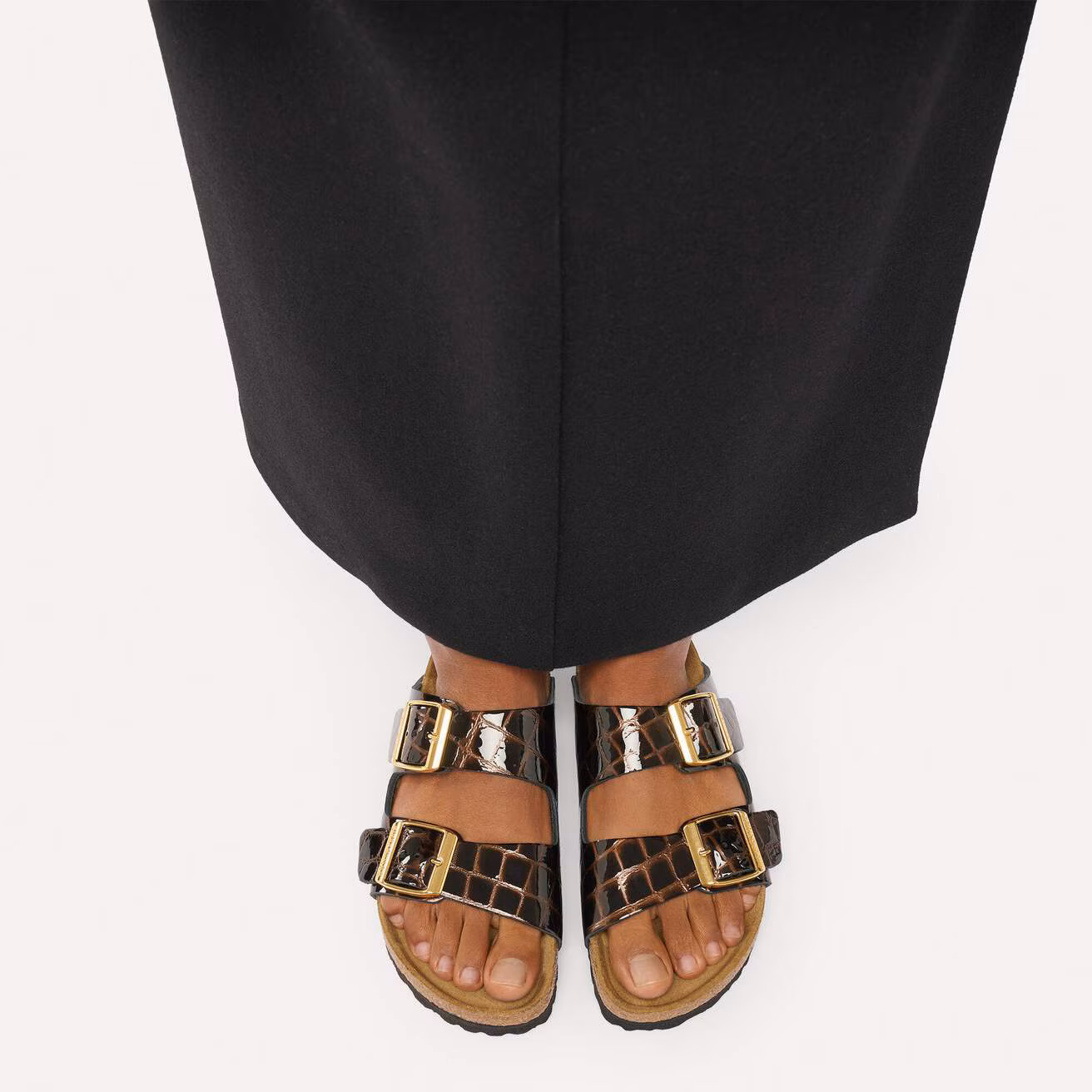 Sort croccopreget skinn med blanke gullspenner - Bilde 4